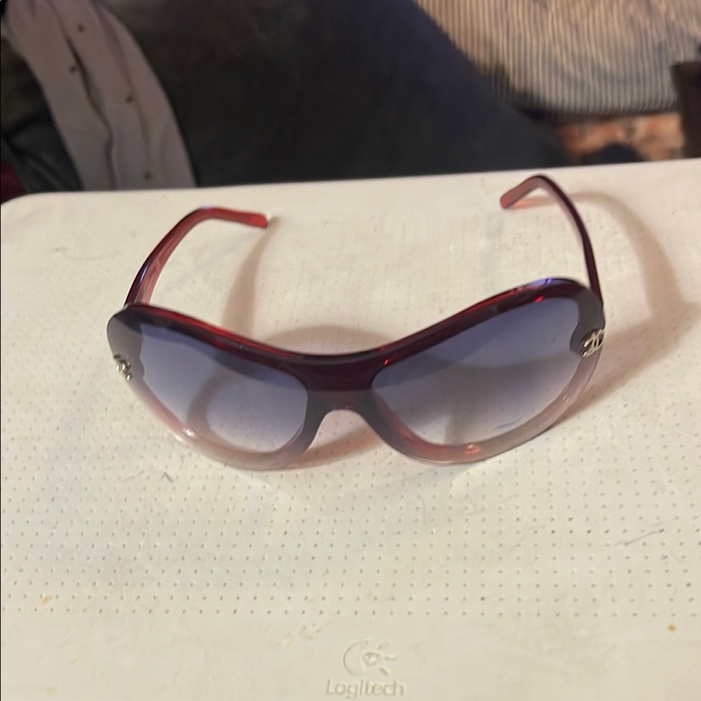 CHANEL Red Oversized Sunglasses with Gradient Lenses - Picture 2 of 6